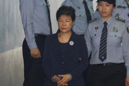 Cựu tổng thống Park Geun Hye bị còng tay ra tòa