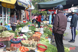 Tiểu thương Hà Tĩnh phấn khởi mở hàng “lấy may” đầu năm