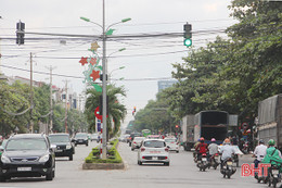 Biển báo giao thông "hướng mặt" vào... cột đèn ở ngã tư TP Hà Tĩnh