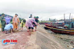 Hà Tĩnh hối hả phòng chống bão "trái mùa"