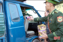 Ngăn chặn buôn bán pháo ngay từ Cửa khẩu Cầu Treo