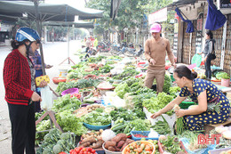 Tiểu thương "khai vía", rau xanh đắt hàng