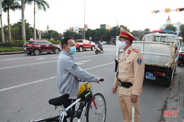 Nhắc nhở, xử phạt nhiều trường hợp đạp xe, đi thể dục vi phạm Luật Giao thông ở TP Hà Tĩnh