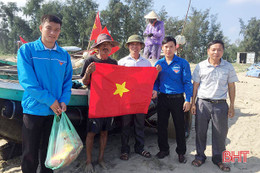 Trao tặng 100 lá cờ Tổ quốc cho ngư dân xã ven biển Nghi Xuân