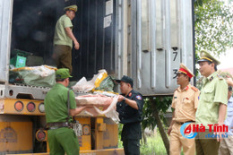 Chặn đứng vụ vận chuyển 5,5 tấn thịt, mỡ động vật hôi thối từ Hà Nội vào