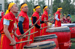 Cổ động viên Hà Tĩnh “cháy “ hết mình với bóng đá tỉnh nhà