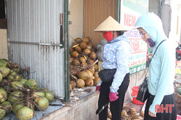 Nắng nóng: Dừa xiêm đắt hàng, shipper "cháy tuyến"