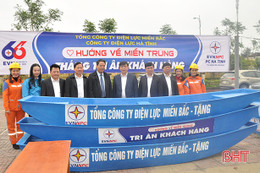 Điện lực miền Bắc tặng quà trị giá 1,6 tỷ đồng cho trường học, địa phương vùng lũ Hà Tĩnh