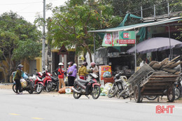 Sớm dẹp bỏ “chợ cóc”, quán tạm trên các quốc lộ qua Hộ Độ