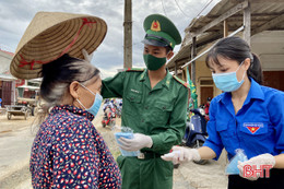 Chiến sỹ biên phòng tuyên truyền, hỗ trợ người dân Kỳ Khang phòng, chống Covid-19