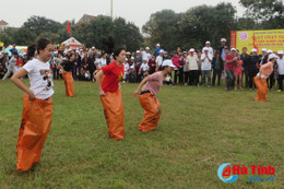 Video: Cười hết cỡ với màn nhảy bao bố, kéo co của người dân TP Hà Tĩnh