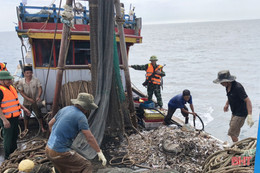 Cặp tàu giã cào Nghệ An đánh bắt tận diệt, sai vùng biển bị bắt giữ ở Hà Tĩnh