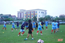 Cầu thủ Hải Phòng tập nhẹ trước trận gặp chủ nhà Hồng Lĩnh Hà Tĩnh
