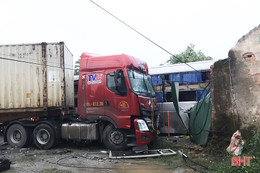 Hà Tĩnh: Xe khách đâm vào cửa hàng vật tư nông nghiệp sau va chạm với container