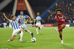 Salah lập công, Liverpool nhẹ nhàng đánh bại Huddersfield