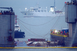 Cận cảnh quá trình vớt phà Sewol nặng gần 7000 tấn lên mặt nước