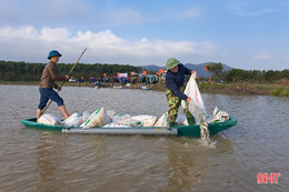 Thả 2 tấn cá giống xuống Vực Rào ở Nghi Xuân