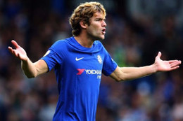 Marcos Alonso đối mặt 3 trận treo giò vì đạp đối thủ