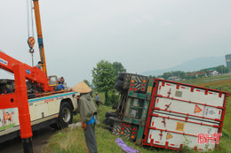 Xe đầu kéo mất lái, lật nhào xuống ruộng