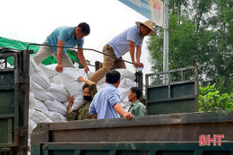 Hương Khê tiếp nhận, phân bổ 400 tấn gạo hỗ trợ người dân vùng lũ