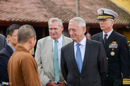 Bộ trưởng Quốc phòng Mỹ James Mattis đến thăm chùa Trấn Quốc