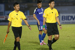 Trọng tài mắc sai lầm hy hữu, phải ‘bẻ còi’ ở V.League