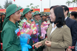 Lãnh đạo Hà Tĩnh chung vui ngày hội tòng quân với tân binh