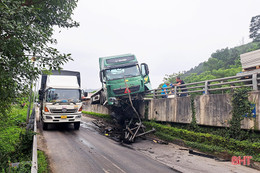 Hà Tĩnh: Mất lái, xe đầu kéo "lơ lửng” trên lan can cầu vượt