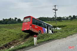 Xe khách lao xuống vệ đường, 15 hành khách hú vía