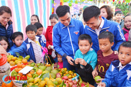 “Hội chợ tuổi thơ” - nhịp cầu nhân ái