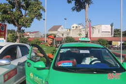 Niêm yết "đường dây nóng" của Công an TP Hà Tĩnh trên xe taxi