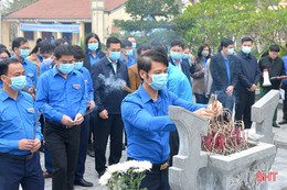 Bí thư Trung ương Đoàn dâng hương tại các địa chỉ đỏ ở Hà Tĩnh