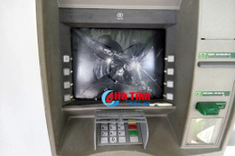 Ngáo đá, đập phá cột ATM và siêu thị điện thoại