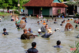 Xem hàng trăm “nơm thủ” tranh tài bắt cá ở Hà Tĩnh