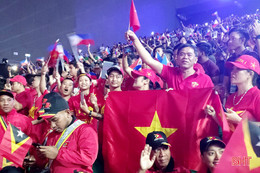 Đông đảo cổ động viên Việt Nam dự lễ khai mạc SEA Games 2019