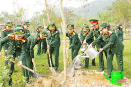 Phụ nữ LLVT Hà Tĩnh trồng 60 cây ban tím tại Khu di tích Ngã ba Đồng Lộc