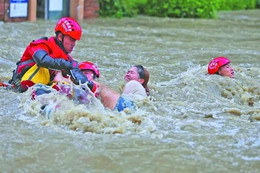 Thế giới ngày qua: Lũ lớn tại Trùng Khánh, Trung Quốc buộc 100.000 người sơ tán