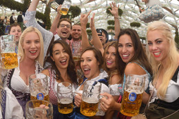 Sôi động lễ hội bia Oktoberfest vừa khai mạc tại Đức