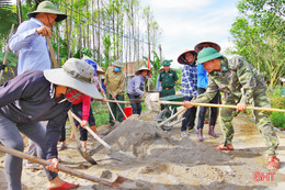 40 chiến sỹ quân hàm xanh “3 cùng” với người dân thôn biên giới Hà Tĩnh xây dựng nông thôn mới