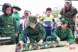 Cô trò Hà Tĩnh trải nghiệm “chúng em làm chiến sỹ biên phòng”