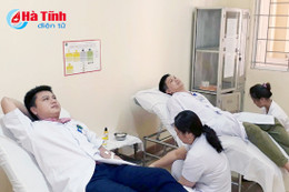 4 thầy thuốc BVĐK Hà Tĩnh hiến máu cứu bệnh nhân