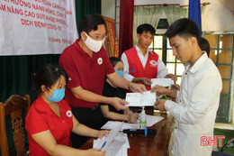 Trao quà, xây nhà đại đoàn kết cho hộ nghèo ở Vũ Quang