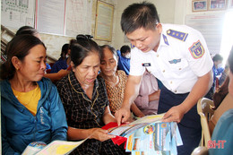 Tuyên truyền về biển, đảo và tặng quà cho ngư dân Nghi Xuân