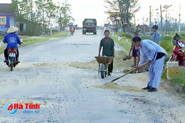 Cảm phục cảnh hai ông già vá đường cho dân đi