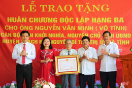 Trao tặng Huân chương Độc lập hạng Ba cho nguyên Bí thư Thị ủy Hà Tĩnh Nguyễn Văn Minh