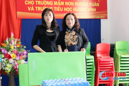Hỗ trợ thiết bị trị giá gần 100 triệu cho 2 trường học ở Hương Khê