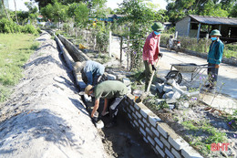 Người dân Hà Tĩnh phấn khởi làm nông thôn mới trong kỳ nghỉ lễ