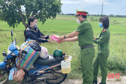 Công an Thạch Hà tiếp sức người dân về quê tránh dịch