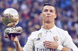 Nhận bóng vàng ở Bernabeu, Ronaldo lại bị so sánh với Messi