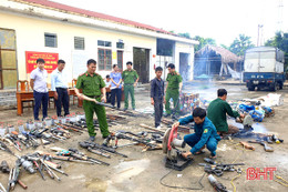 Công an Hương Sơn tiêu hủy số lượng lớn vũ khí và vật liệu nổ